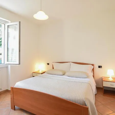 1 Bedroom Beautiful In Apartment *